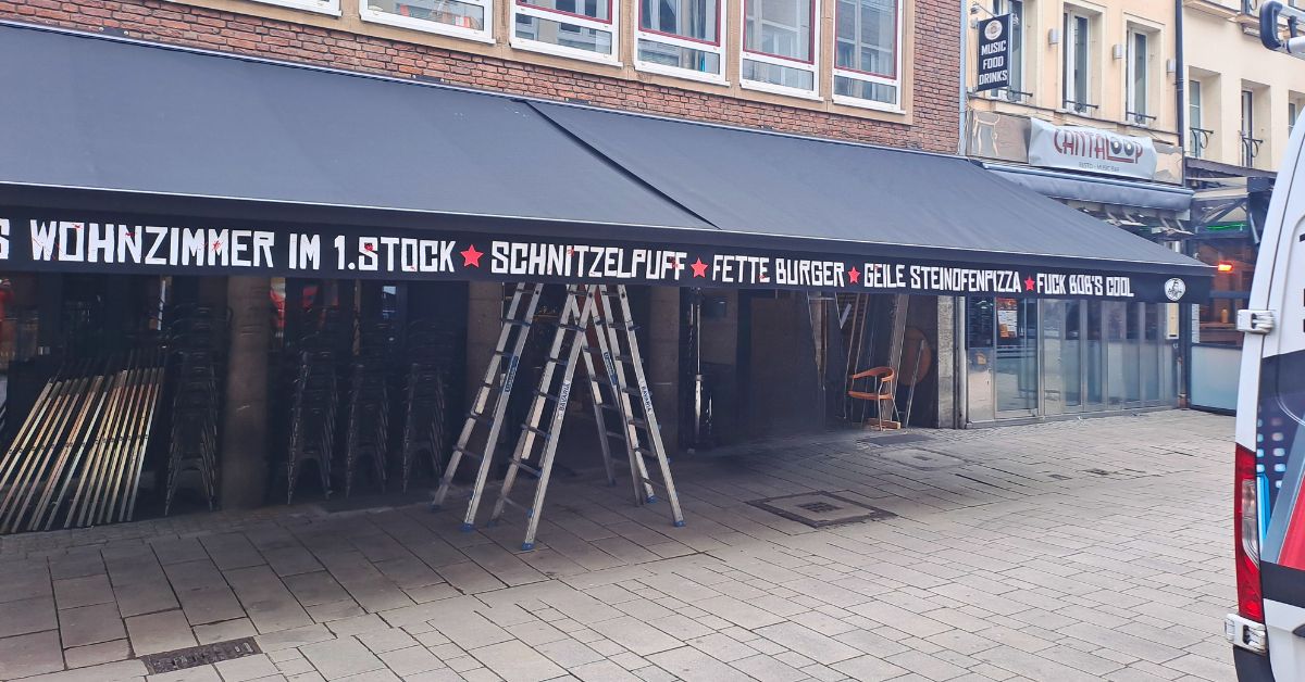 KADECO 330 Kassettenmarkise bei BOB'S Punkrock Bar in der Düsseldorfer Altstadt